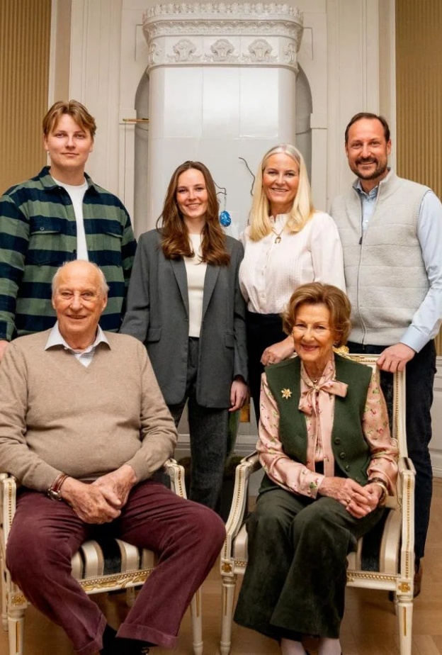 نشر أول صورة للملك هارالد مع عائلته منذ دخوله المستشفى الشهر الماضي