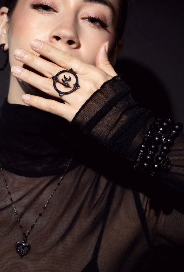 أساور مرصّعة بالجزع من لوردي رودكين Loree Rodkin 