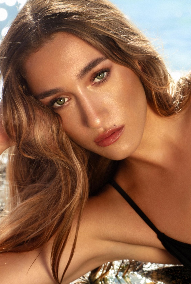 إطلالة برونزية مشرقة مع BEAUTIFUL SKIN ISLAND GLOW EASY TANNING DROPS