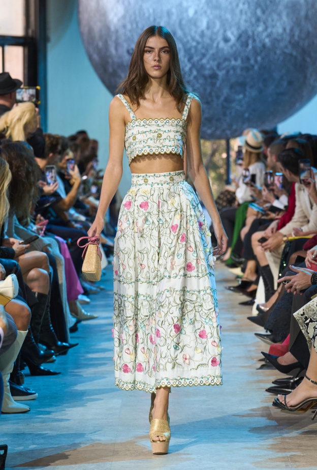 إطلالة بقطعتين من تصميم إيلي صعب