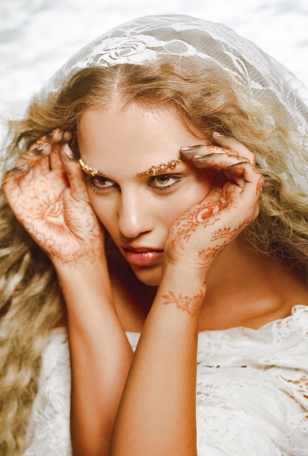  إليانا في ألبوم "وُلدتُ"