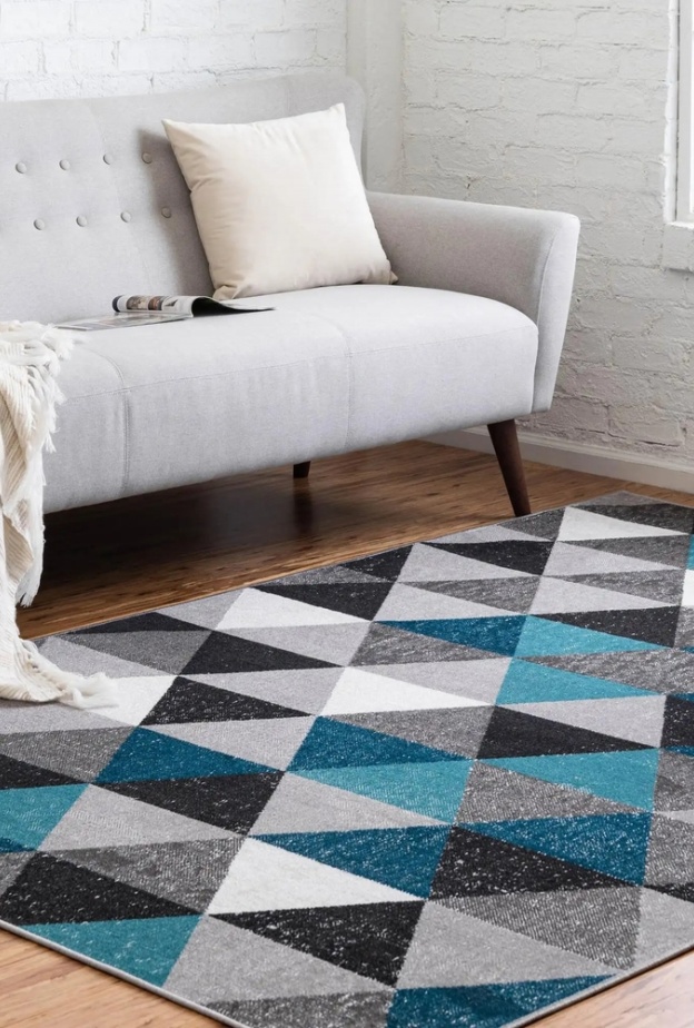 البساط ذو الأشكال الهندسية يضيف إحساسًا بالاهتمام البصري