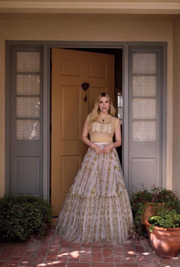 الممثلة الأمريكية إيما روبرتس أمام منزلها في لوس أنجلوس