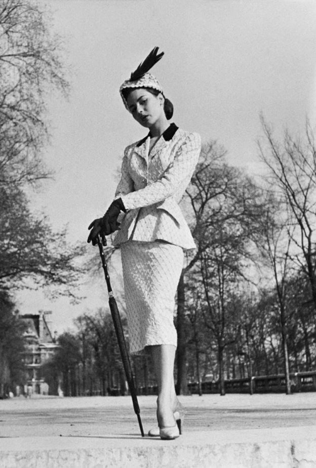 التنورة البنسل اضافة تاريخية مهمة لأرشيف الموضة وهاهي تعود لموسم ربيع 2024