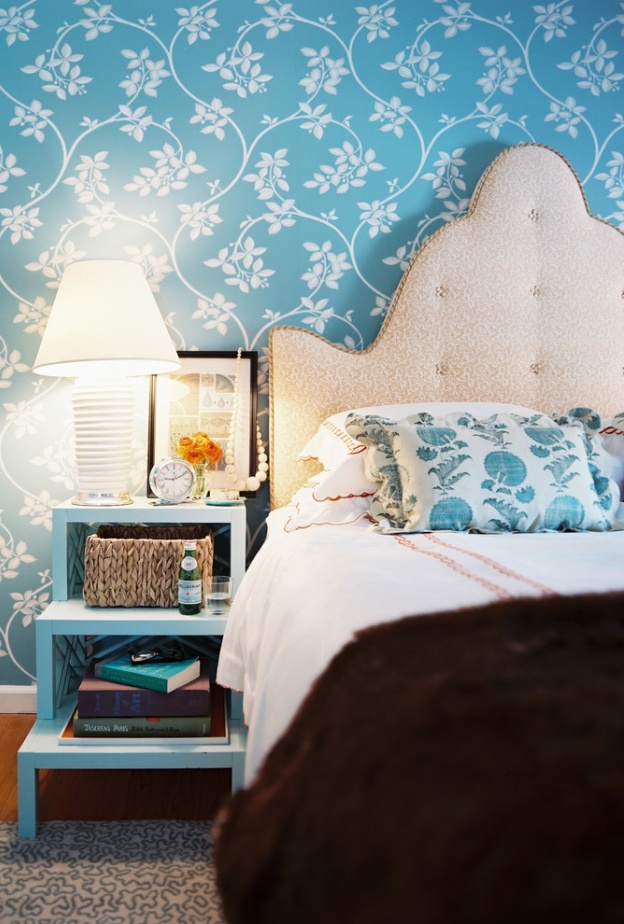 تهيمن الأنماط الكبيرة الحجم لورق الحائط على الغرفة وتصبح هي النقطة المحورية