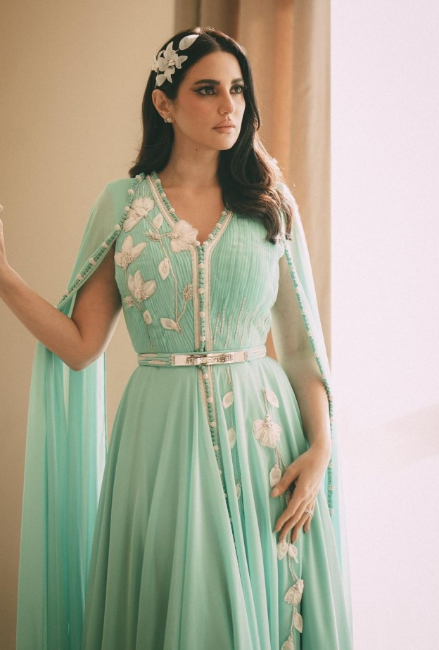 إطلالات عيد الفطر باللونين الأزرق والاخضر على طريقة النجمات