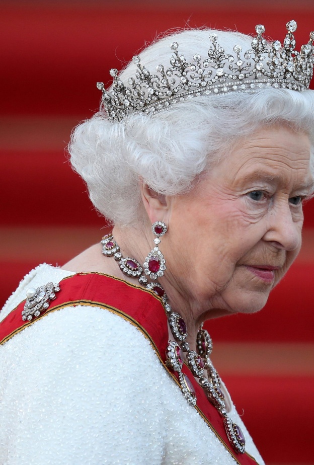 رغم وفاتها.. الملكة إليزابيث تدير الأزمة الصحية التي ضربت العائلة الملكية