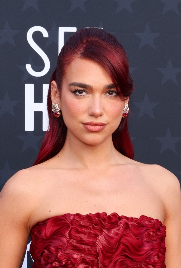 إطلالة Dua Lipa بمكياج مشرق مع الآيلاينر السائلة