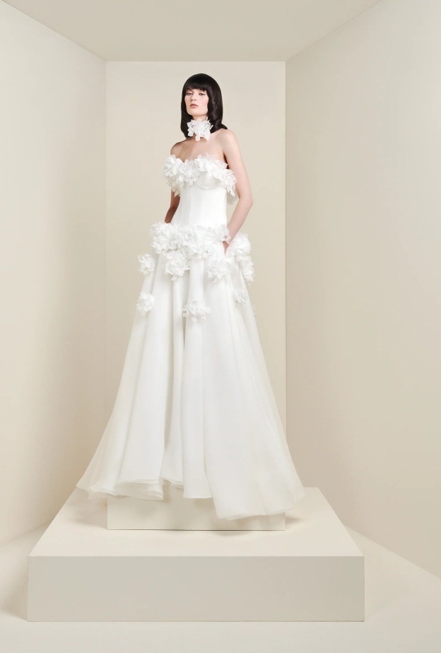 فستان زفاف فيكتور أند رولف بالورود لربيع 2025