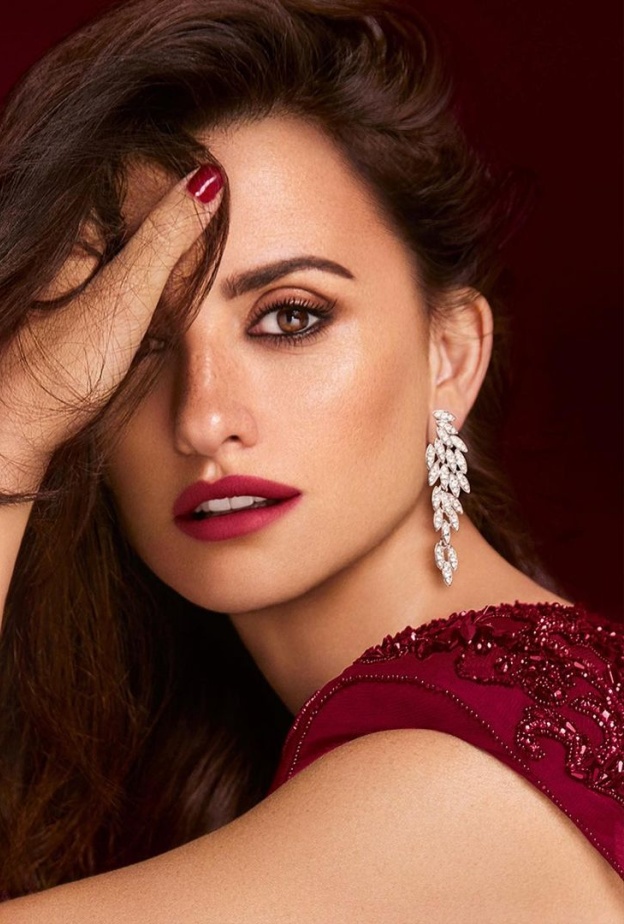 النجمة بينيلوبي كروز Penelope Cruz بتصاميم مجوهرات دار Chanel المُبتكرة 