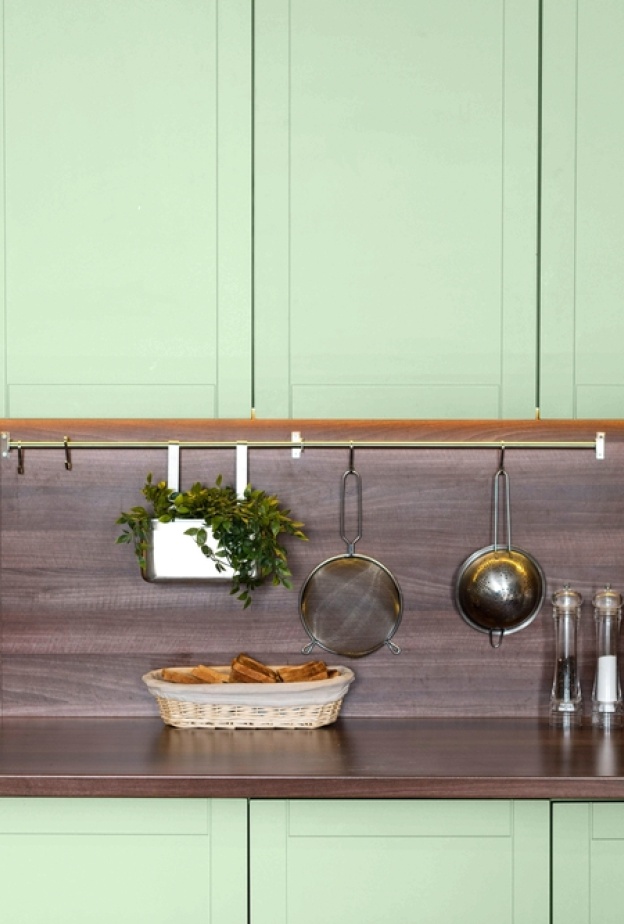 ينصحك الخبراء باختيار خزانات بأبواب مسطحة وعناصر زخرفية قليلة