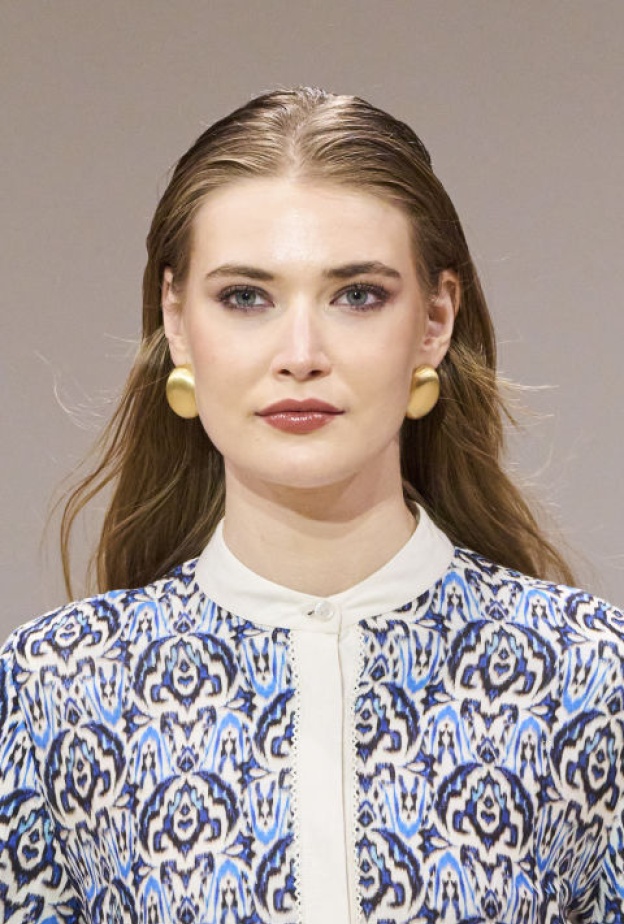 طريقة تثبيت ملمع الشفاه طوال اليوم