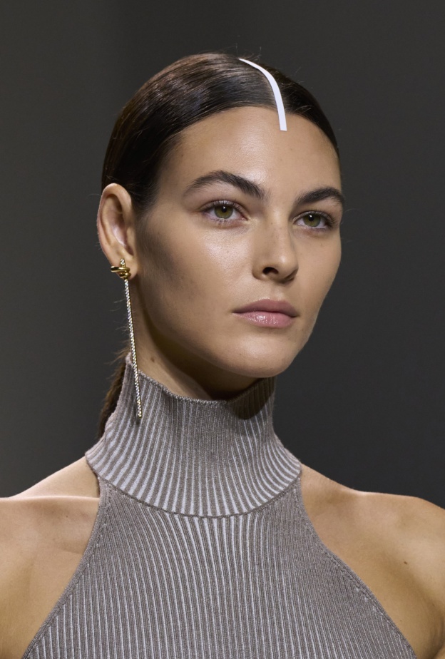 تسريحات شعر ذيل الحصان مع أكسسوارات الخطوط من دار Fendi