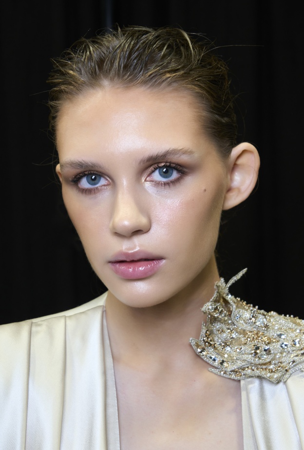 تطبيق الكريم المرطب على الشفاه من دار Zuhair Murad