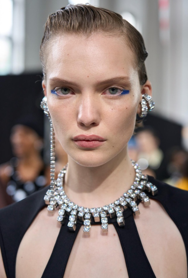 رسمات الآيلاينر الزرقاء والعريضة من دار Jil Sander