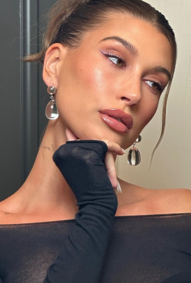 رسمات المكياج الغلوسي بأسلوب Hailey Bieber