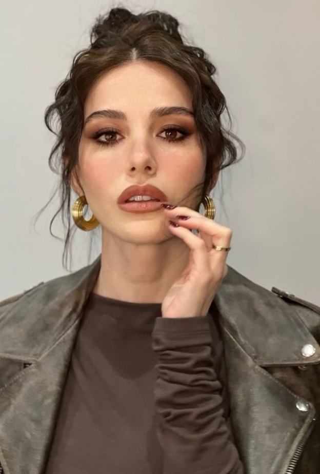 مكياج برونزي فخم بأسلوب النجمة أوزجي جوريل