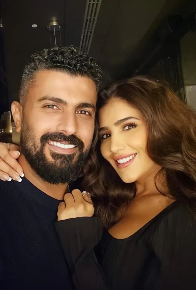 مي عمر وزوجها 