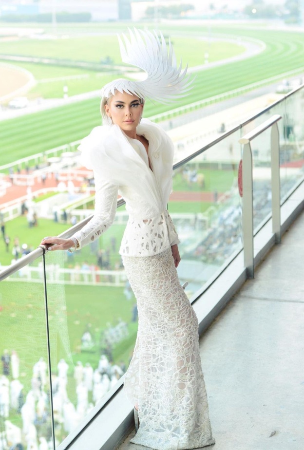 إطلالات ملكية ساحرة لنجمات الموضة خلال كأس دبي العالمي لسباق الخيل.. بالصور