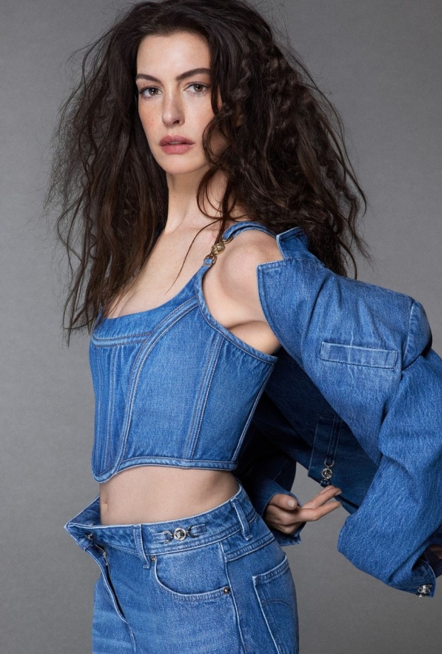 آن هاثاواي وسيليان مورفي نجما حملة Versace Icons لعام 2024