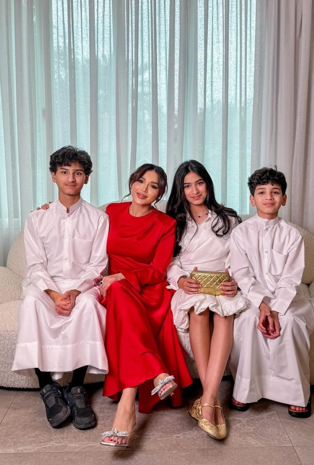 إطلالات عاشقات الموضة مع عائلاتهم في عيد الفطر ..أزياء متناغمة بالألوان والتصاميم