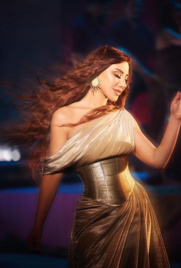 إطلالات نجوى كرم في فيديو كليب "لو سألوا حبيبي"