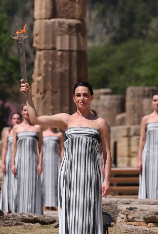 الموضة تتألق في أولمبياد 2024: دور أزياء راقية تُصمم إطلالات الفرق