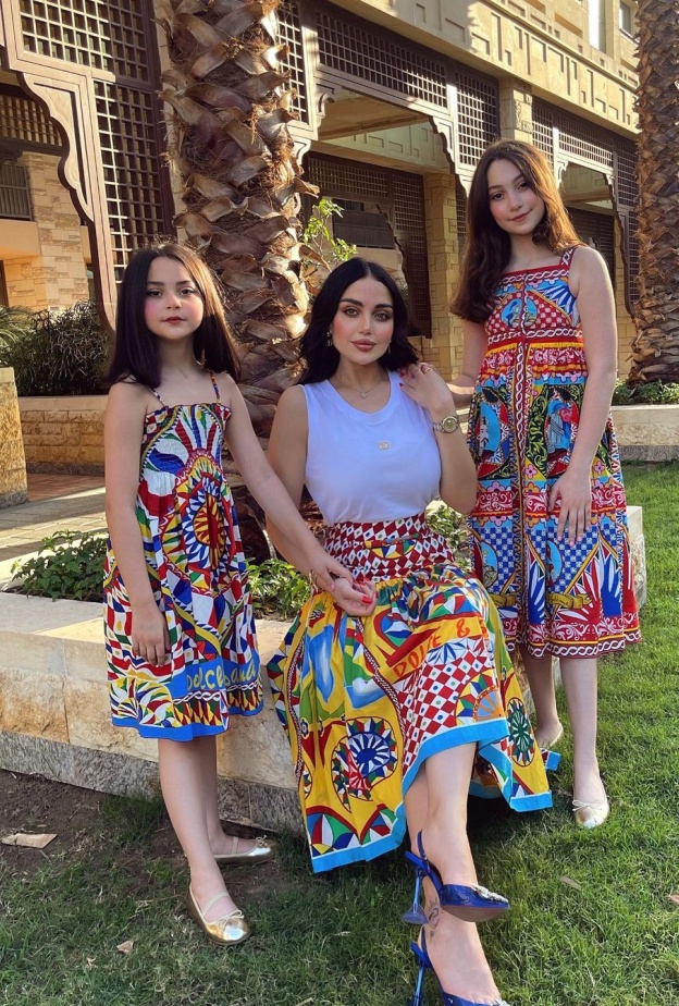 هل تتشابه إطلالات زينب فياض مع بناتها بأزياء لجين عضاضة مع بناتها؟ شاهدوا الصور
