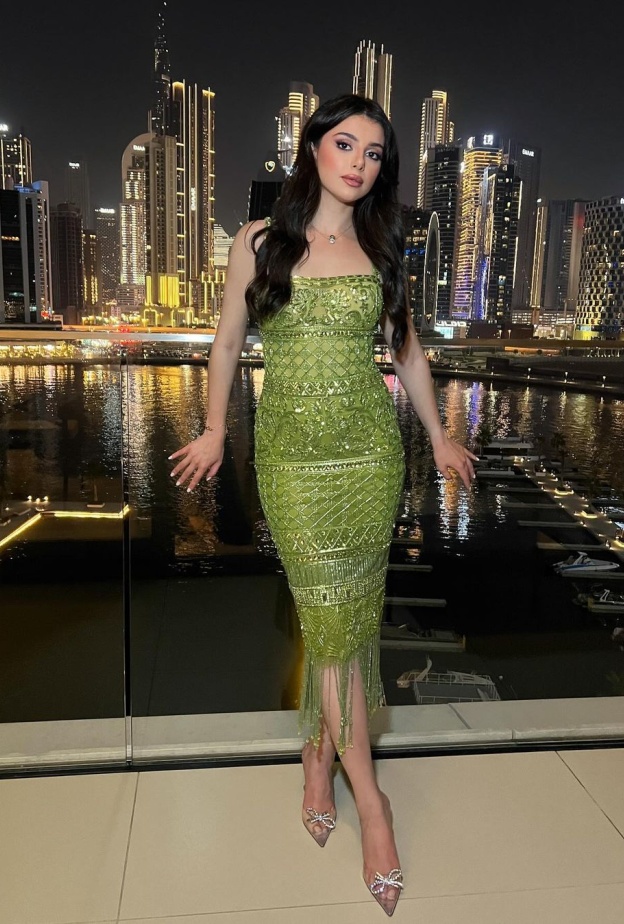 فساتين سهرة بتصاميم متجددة وبألوان تضج بالحيوية من وحي اطلالات النجمات العرب