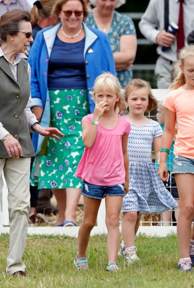 أجمل لقطات الأميرة آن مع أحفادها