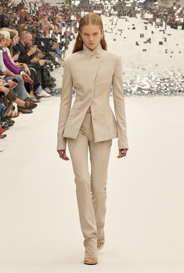 البدلات البيج تتصدّر أجدد صيحات الموضة المنتظرة في الصيف