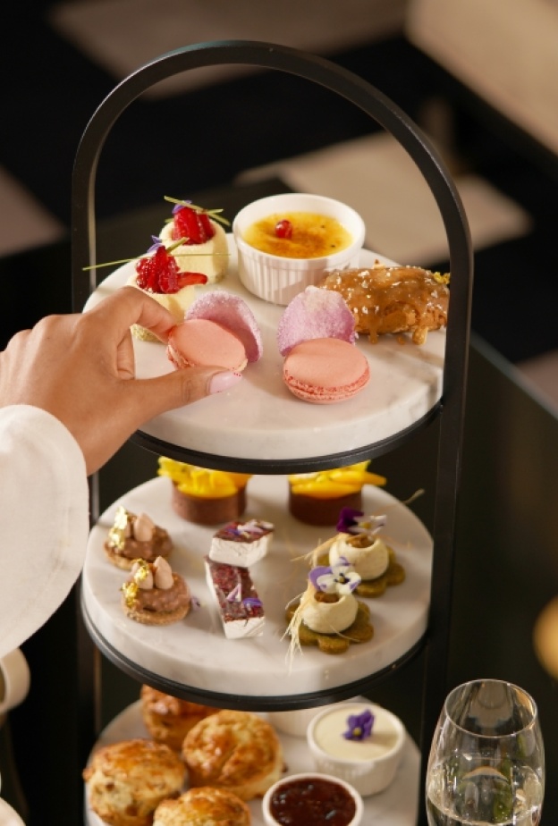 فندق فيرمونت الرياض يتعاون مع علامة جو مالون لندن لتقديم تجربة شاي ما بعد الظهيرة في ردهة ذا سافوي