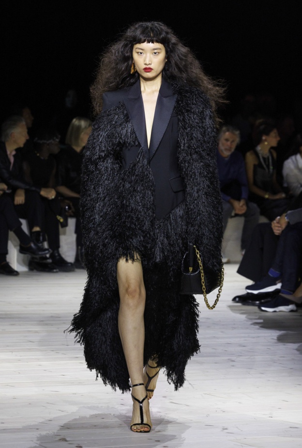 قبل شراء الملابس الفاخرة.. اتبعي هذه النصائح جيداَ للعناية بها!