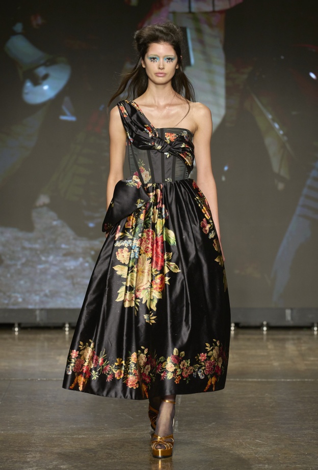 صيحات الفساتين السوداء المطبعة بالورود في صيف 2024