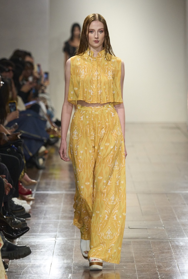 موديلات بناطيل صفراء رائجة في إطلالاتك اليومية