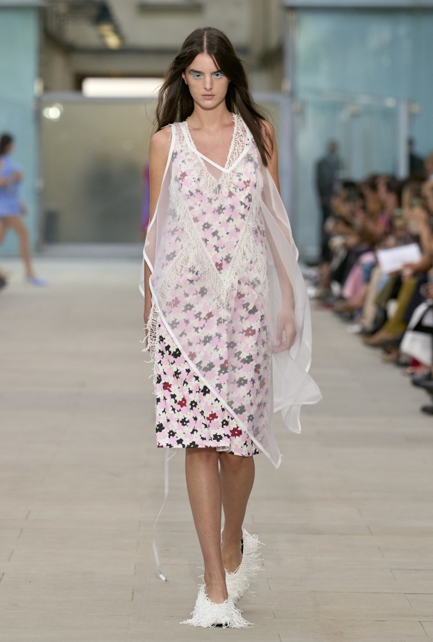 موضة التول على الفساتين تجعل إطلالتك استثنائية في الصيف