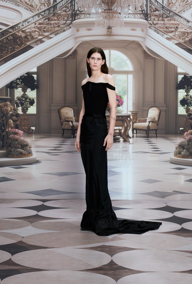 مجموعة Balenciaga لصيف 2024 تعكس عالم "ديمنا" 