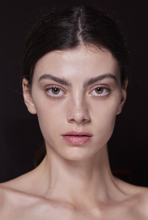 أفضل مستحضرات ملمع الشفاه البارزة هذا الصيف