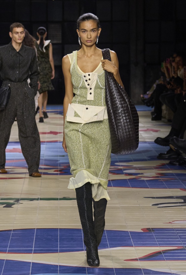  عودة الحقائب الـ XL إلى الموضة واستخداماتها فاقت التوقعات