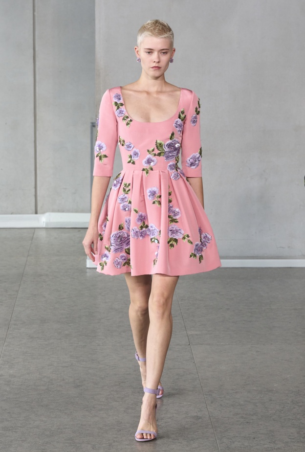 موضة الفساتين القصيرة والواسعة في الصيف