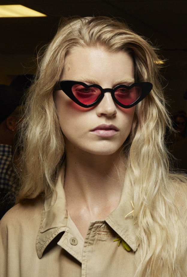 صيحة النظارات الشمسية الملونة رائجة هذا الصيف