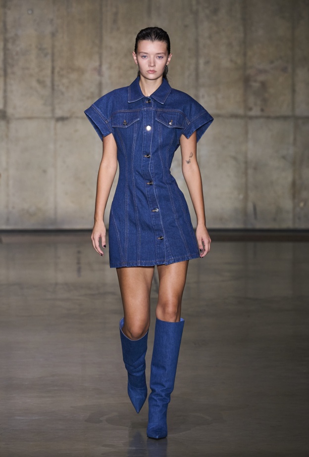 تنسيق فستان جينز مع البوت الجينز David Koma