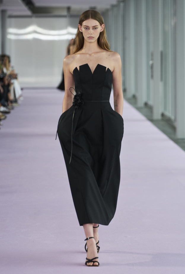 فستان ميدي باللون الأسود من دون أكمام من Del Core 