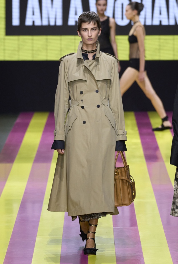 الترانشكوت.. أهمية تاريخية كبيرة وقطعة أساسية في المواسم الانتقالية