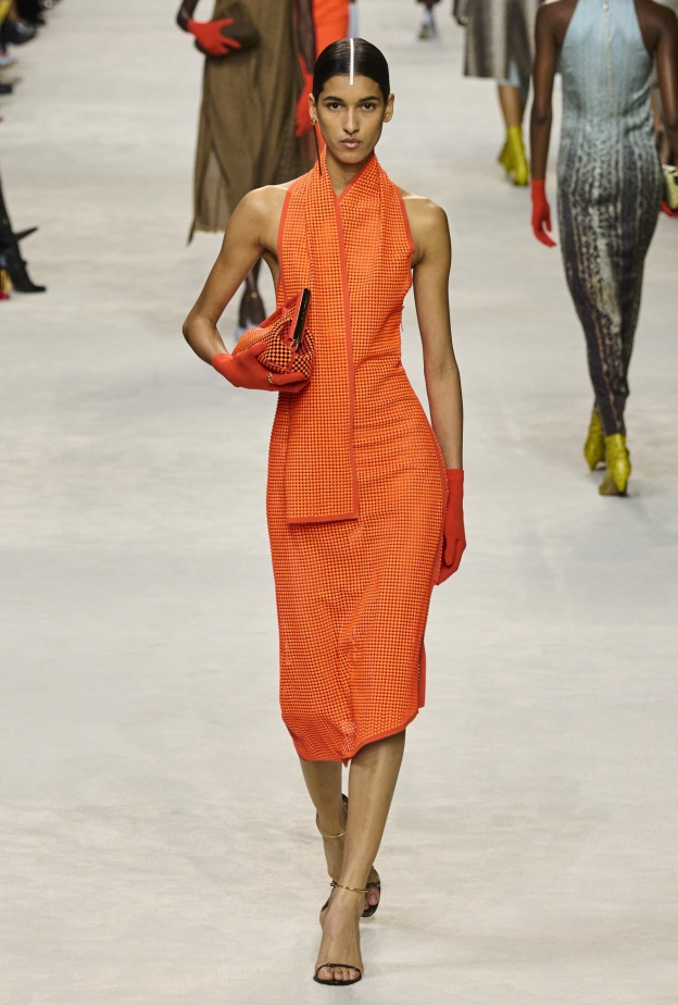 الفستان البرتقالي عنوان للتألق في إطلالات ربيع وصيف 2024