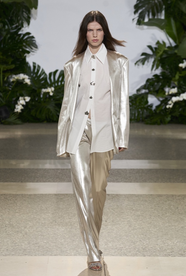 البنطلون الفضي صيحة متجددة في إطلالاتك المسائية