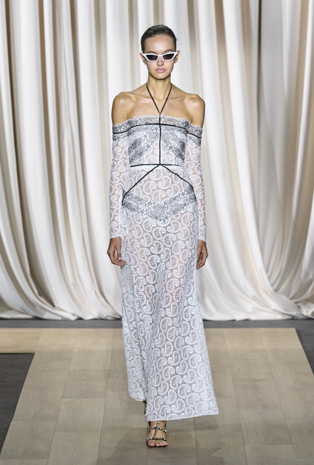 فستان ابيض ناعم أوف شولدر من Giambattista Valli 