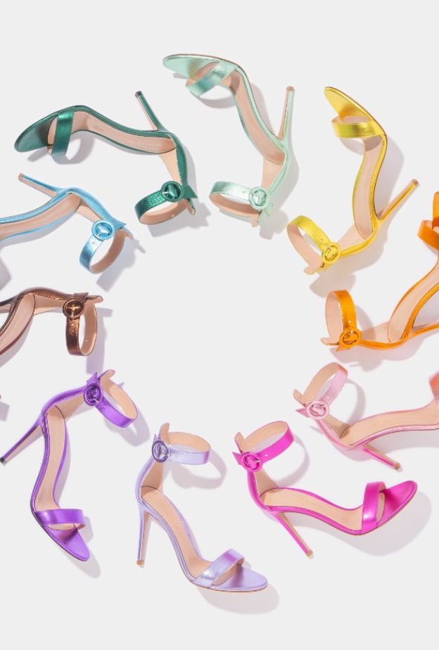Gianvito Rossi تحتفل بالذكرى العاشرة على إطلاق صندل بورتوفينو الأيقوني بمجموعة محدودة الإصدار