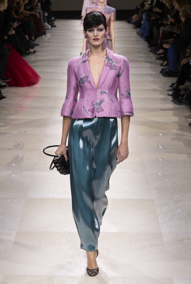 موضة الجاكيتات القصيرة حاضرة في إطلالات الصيف