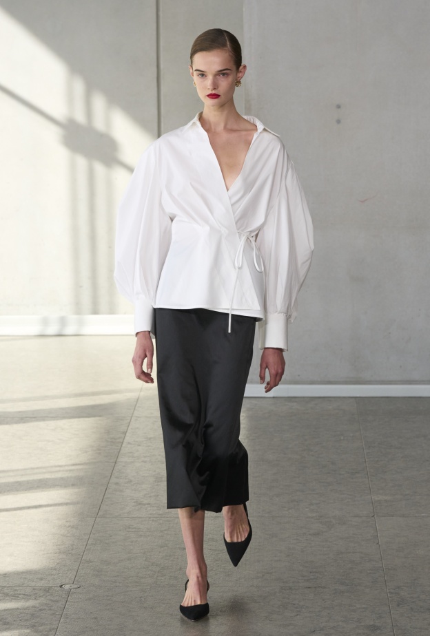 موضة القمصان الواسعة مع الأكمام العصرية في عالم الموضة